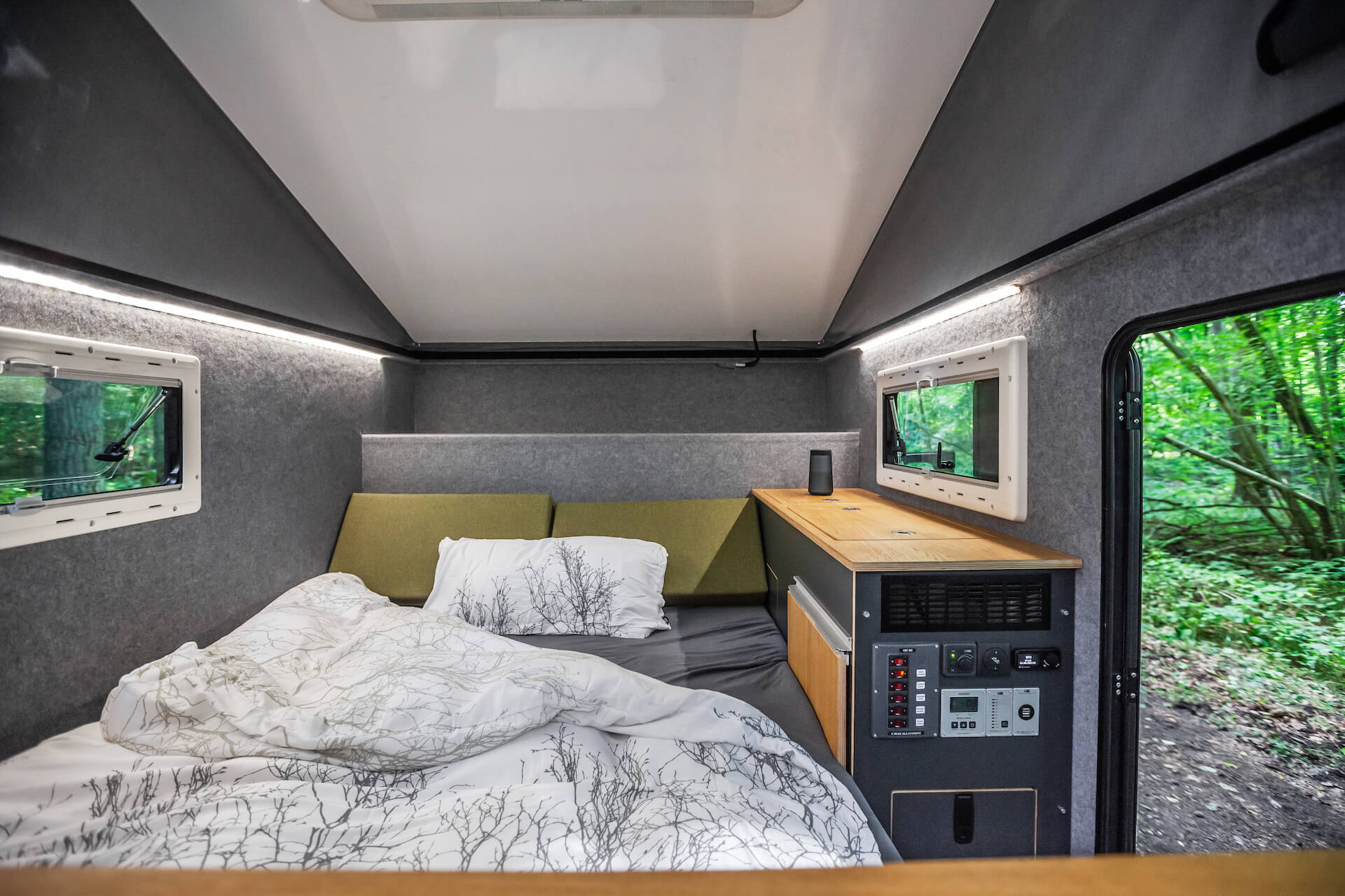 Bett mit Ausblick in den Wald